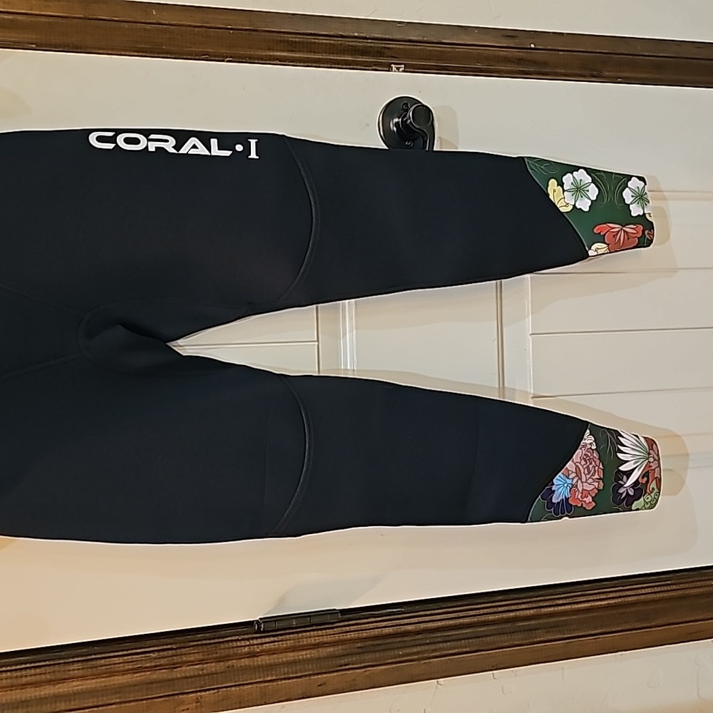 Hevto brand wetsuit size small NWT - Picture 3 of 8
